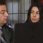 La policía local Raquel Gago, una de las tres acusadas por el asesinato de la presidenta de la Diputación de León Isabel Carrasco, conversa con su abogado, Fermín Guerrero, durante la tercera jornada del juicio