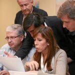 Sánchez Camacho, siguiendo ayer con sus colaboradores el escrutinio