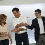 Susana Diaz, Pedro Sánchez y Patxi López, posan para los medios gráficos en la sede socialista en Madrid