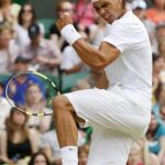 Nadal celebra sobre la central del All England Tennis Club la victoria ante el alemán que le sirvió para alcanzar los octavos de final