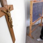 El PSOE de Pedro Sánchez quiere relegar la clase de Religión a las actividades extraescolares
