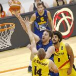 Pau Gasol, que sólo jugó 9:19, anotó con este gancho su única canasta en juego ante los belgas
