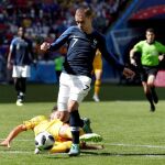 Griezmann, en el momento de ser derribado en el área/ Efe