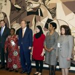 El presidente del Gobierno, Mariano Rajoy (2i), junto al secretario general de la ONU, Ban Ki-moon, posan con miembros de organizaciones de Mujeres, antes de asistir a la sesión del Consejo de Seguridad de Naciones Unidas