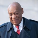 El cómico estadounidense Bill Cosby llega al juicio que se celebra en su contra por abusos sexuales en la corte de Norristown, Estados Unidos. EFE/Tracie Van Auken