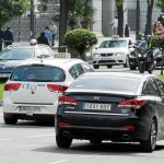 Las empresas del taxi y de VTC denuncian que la mayoritaria cotización como autónomos y la falta de control permite a la mayoría de conductores esquivar impuestos y cobrar en «B» al no emitir facturas