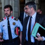Ferran López, en la izquierda de la imagen, ha renunciado a ser responsable de los Mossos