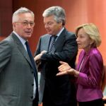 De izquierda a derecha, el ministro de Finanzas italiano, Giulio Tremonti, su homólogo belga, Didier Reynders, y la ministra española de Economía y Hacienda, Elena Salgado