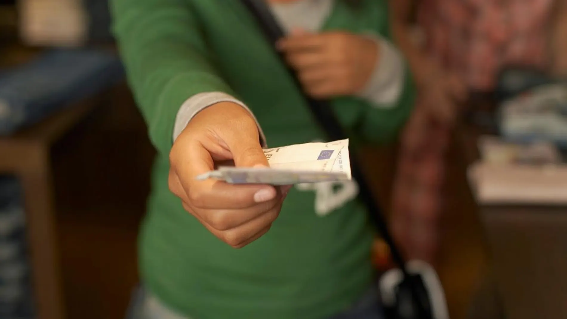 El uso de billetes y monedas en España está en retroceso, pero todavía es mayoritario y los usuarios lo justifican por comodidad, facilidad en el control del gasto o su menor coste.