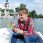 Asa Larsson, en una barca en el Retiro, disfruta sin pensar en los crímenes de sus novelas