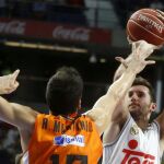 El escolta del Real Madrid Rudy Fernández lanza a canasta ante el escolta del Valencia Rafa Martínez
