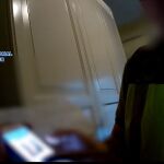 Momento en que los agentes se incautan del material pornográfico