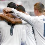 Los jugadores del Madrid se abrazan tras uno de los goles al Getafe