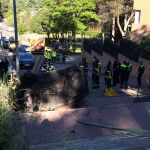 Imagen del estado en que quedó el vehículo tras caer por unas escaleras.