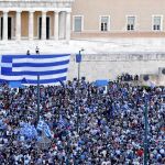 Partidarios del euro, ayer, frente al Parlamento griego