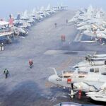 Marines estadounidenses trabajan en la cubierta del portaaviones nuclear «George Washington» durante las maniobras con Corea del Sur