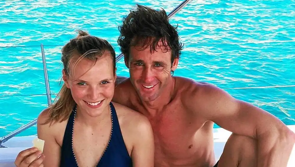 Álvaro Muñoz Escassi junto a su hija, Anna Barrachina, en Sotogrande