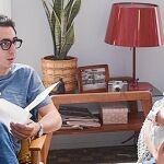 Berto Romero, que encarna a un cómico, junto a Eva Ugarte, que da vida a su pareja, una médico anestesista