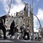 Turistas en las cercanías de la basílica de la Sagrada Familia / Efe