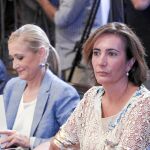 María Josefa García-Cirac junto a la presidenta de la Comunidad de Madrid, Cristina Cifuentes, durante la reunión del pleno de la Comisión