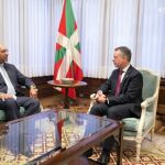 A la izquierda, el embajador dominicano Aníbal de Castro despachando con el Lehendakari Íñigo Urkullo, ambos delante de la bandera del País Vasco.