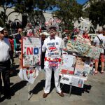 Las encuestas publicadas por los medios gibraltareños y británicos determinan un apoyo de en torno al 90 por ciento a favor de la permanencia en Gibraltar.