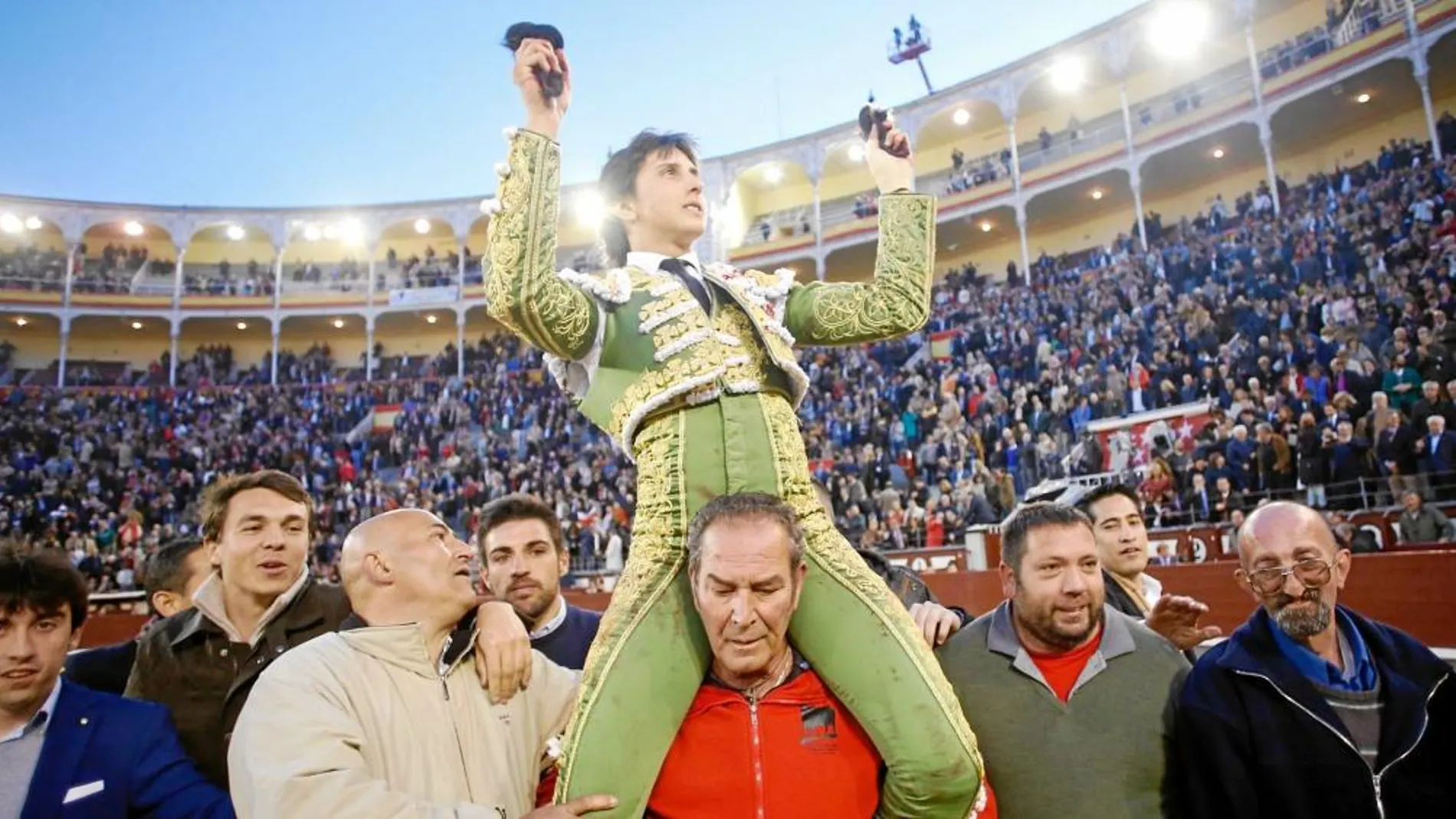 El peruano Roca Rey, en su confirmación de alternativa, sale a hombros en la plaza de toros de Las Ventas