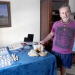 Manuel González Blanco posa junto a los restos hallados en su pueblo
