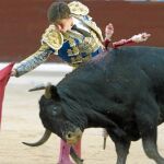 El Juli se estira ayer en redondo durante su actuación sobre el albero vitoriano