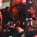 En la imagen, el ertzaintza fallecido anoche, es atendido por sus compañeros.