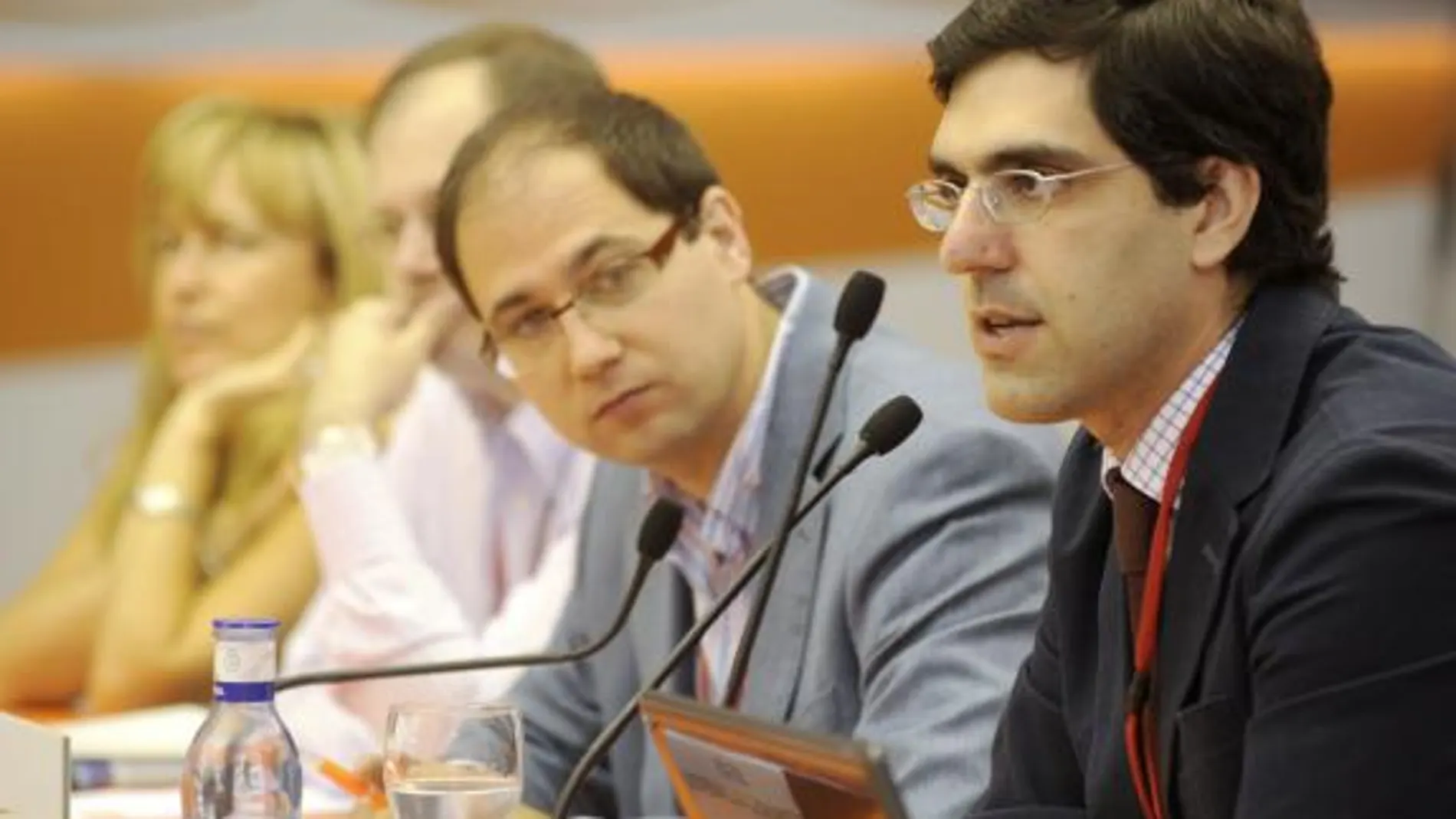 Fernando Navarrete, director de Economía y Políticas Públicas de FAES, y Jesús Fernández-Villaverde, profesor de Economía de la Universidad de Pensilvania