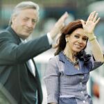 Cristina Fernández llega a la Casa Rosada para tomar posesión en 2007, junto a Néstor Kirchner