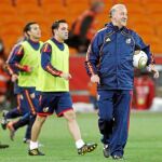 Del Bosque en un entrenamiento de la selección, junto a los azulgrana Xavi y Pedrito