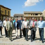 El consejero de Fomento, Antonio Silván, en una reciente visita a la zona rehabilitada de Arévalo, en Ávila