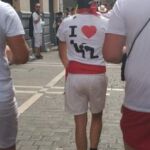 El Gobierno lleva a la Fiscalía las chapas y camisetas vejatorias de Sanfermines