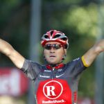 El ciclista portugués Sergio Paulinho (Radioshack) se impone al sprint en la décima etapa