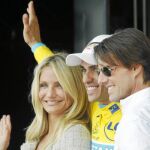 Alberto Contador, entre los actores Cameron Díaz y Tom Cruise, luce el maillot amarillo en el podio