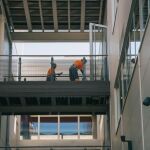 Un par de operarios adecentan ayer la base del Alinghi, centro de operaciones del dispositivo