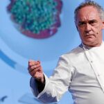 El cocinero, ayer, en un momento de la explicación de la iniciativa