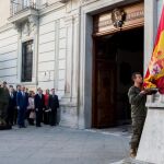 Momento del izado de la bandera
