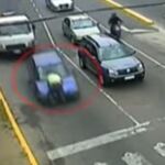 El agente de policía sobre bel capó del coche tras ser embestido y arrastrado