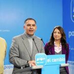 Rafael Salas, Santiago Pérez y Patricia Navarro, ayer, en la sede del PP-A