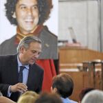 Carmona acudió ayer a un funeral por Pedro Zerolo oficiado por el Padre Ángel