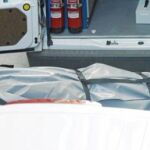 Los cuerpos de dos niños asesinados por su madre. A la derecha, el padre, un pederasta fugitivo