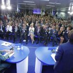 El público asistente escucha a José María Aznar durante su discurso en LA RAZÓN
