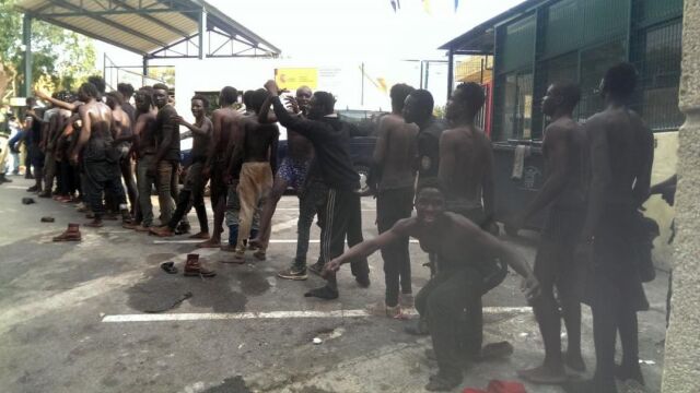 Alrededor de 200 inmigrantes subsaharianos han logrado saltar la valla fronteriza que separa Ceuta de Marruecos/Efe