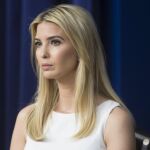 La hija de Donald J. Trump, Ivanka Trump, asiste a una reunión con decenas de líderes empresariales, ayer