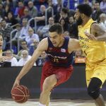 El base checo del FC Barcelona Lassa Tomas Satoransky (c) avanza ante el escolta estadounidense del Herbalife Gran Canaria DJ Seeley (d)