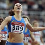 Imagen de archivo del 26 de julio de 2005 de la atleta rusa Tatyana Andrianova cruzando la línea de meta en la prueba de DN Galan 800m event de Estocolmo.