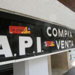 Rótulo exterrior del establecimiento en Vilanova i la Geltrú sancionado por no rotular en catalán